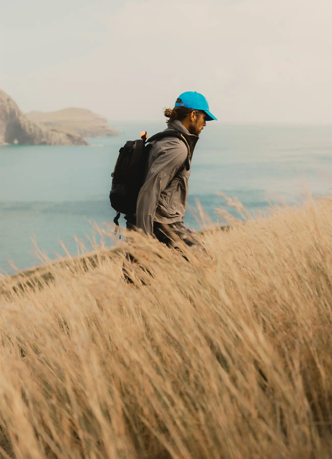 Joackim Guichard исследует скалистую местность острова Мадейра