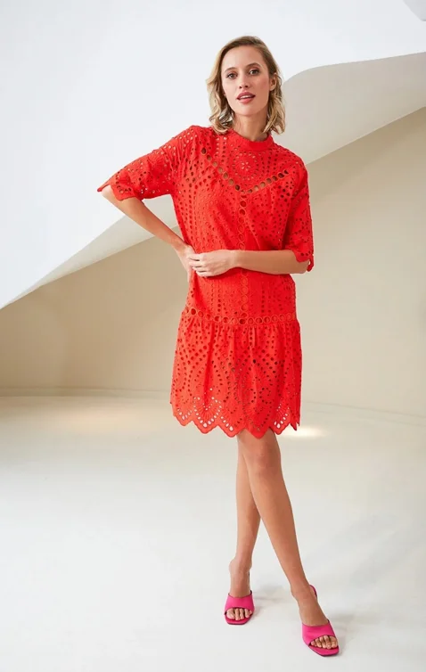 красное платье из качественной люверсной вышивки Sportalm